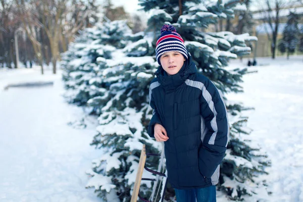 Giovane uomo con slitta nella scena neve alpina — Foto Stock