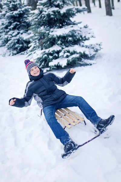 Jeune homme avec traîneau dans la neige alpine scène — Photo