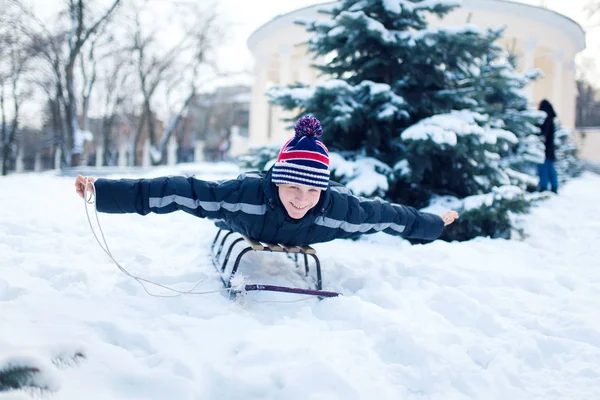 Νεαρός με έλκηθρο στην αλπική σκηνή του χιονιού — Φωτογραφία Αρχείου