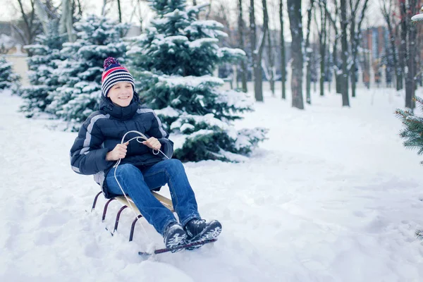 Joven con trineo en escena alpina de nieve — Foto de Stock