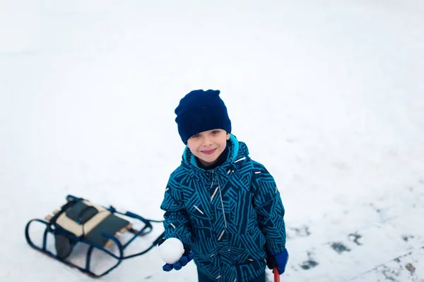 Mignon cinq ans garçon jouer sur hiver forêt — Photo