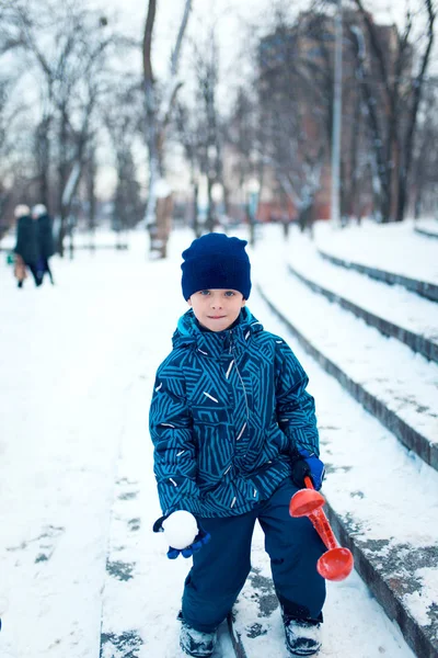 Χαριτωμένο πέντε ετών αγόρι που παίζει στο δάσος του χειμώνα — Φωτογραφία Αρχείου