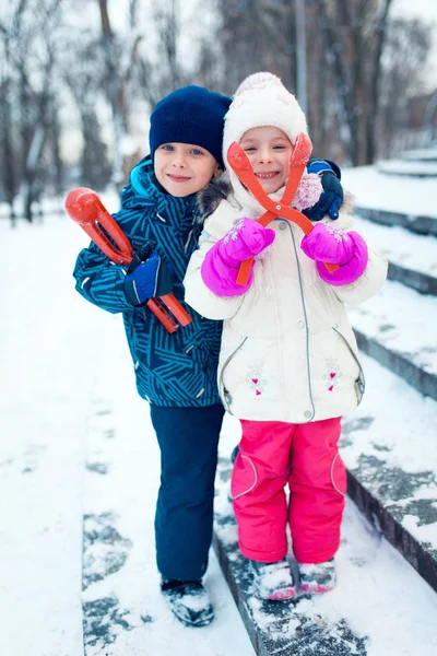 快乐的弟弟和妹妹玩雪 — 图库照片