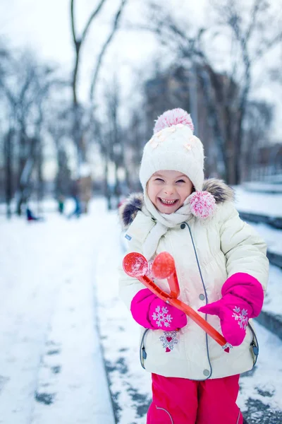 Αξιολάτρευτο κοριτσάκι διασκεδάζοντας χειμερινή ημέρα — Φωτογραφία Αρχείου