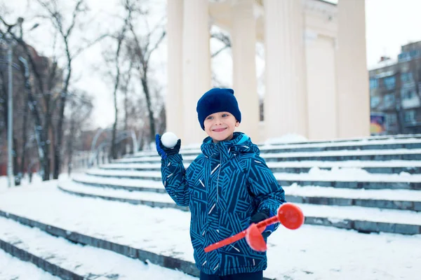 Carino ragazzo di cinque anni che gioca sulla foresta invernale — Foto Stock
