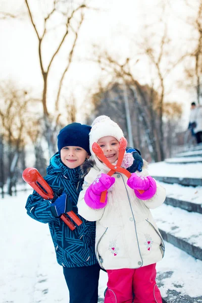 快乐的弟弟和妹妹玩雪 — 图库照片
