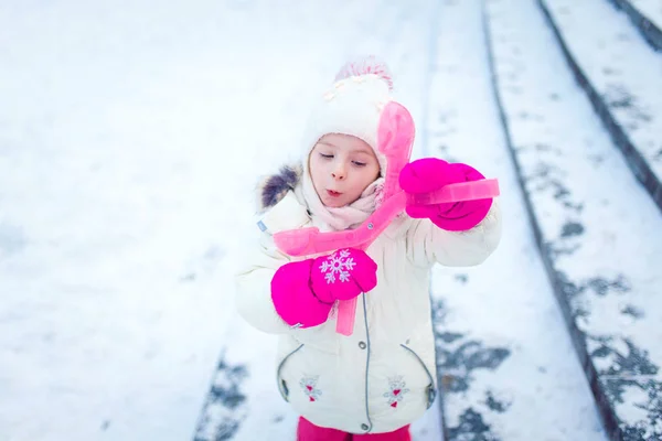 可爱的小女孩，在冬日乐趣 — 图库照片