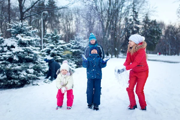Active leisure with children in winter on cold days. — Stock Photo, Image