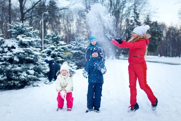 Loisirs actifs avec les enfants en hiver par temps froid . — Photo