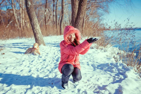 Retrato de hermosa chica de invierno feliz sonriente disfrutar del invierno hol — Foto de Stock