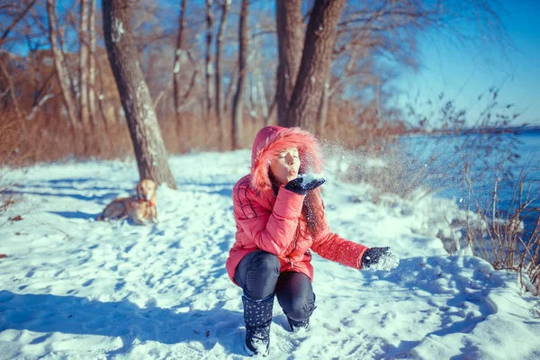 Portret van prachtige winter meisje gelukkig lachend geniet van winter hol — Stockfoto