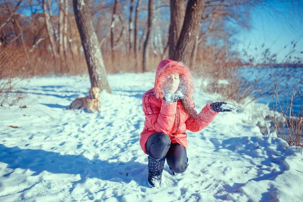 Retrato de hermosa chica de invierno feliz sonriente disfrutar del invierno hol — Foto de Stock