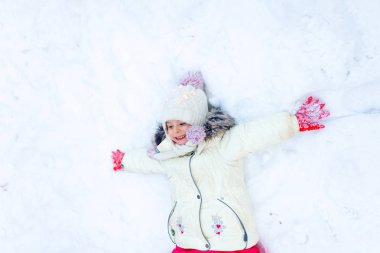sevimli küçük kız kış gününde eğleniyor