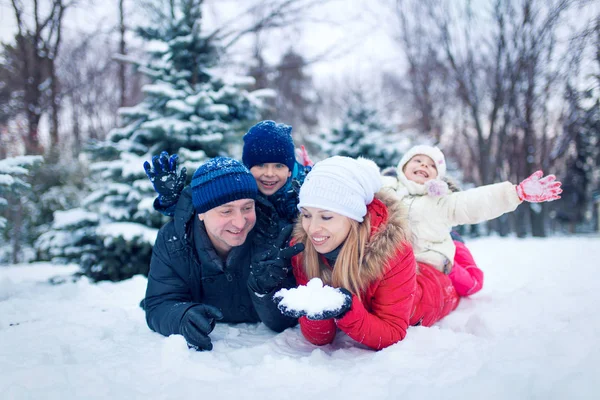 Atraktivní rodina baví ve winter parku — Stock fotografie
