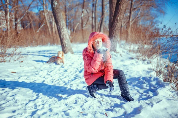 Portrét krásné zimní dívka šťastný úsměv si zimní hol — Stock fotografie