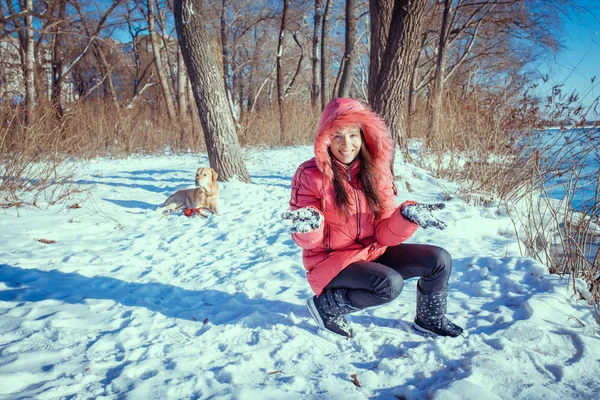 Portrét krásné zimní dívka šťastný úsměv si zimní hol — Stock fotografie