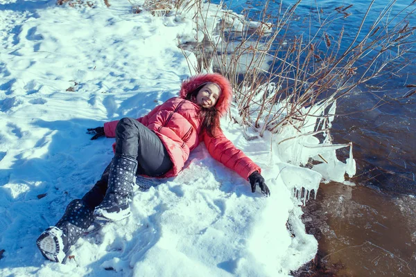 Portrait of beautiful winter girl happy smiling enjoy winter hol — Stock Photo, Image