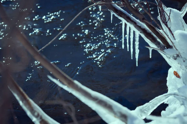 Fundo de inverno com icicles e espaço vazio — Fotografia de Stock