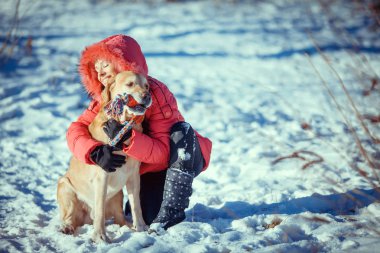 Kış açık oynayan bir köpek Labrador kadınla
