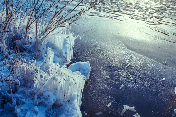 Fondo de invierno con carámbanos y espacio vacío —  Fotos de Stock