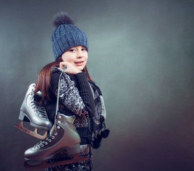 Arka plan üzerinde izole paten ile küçük kız