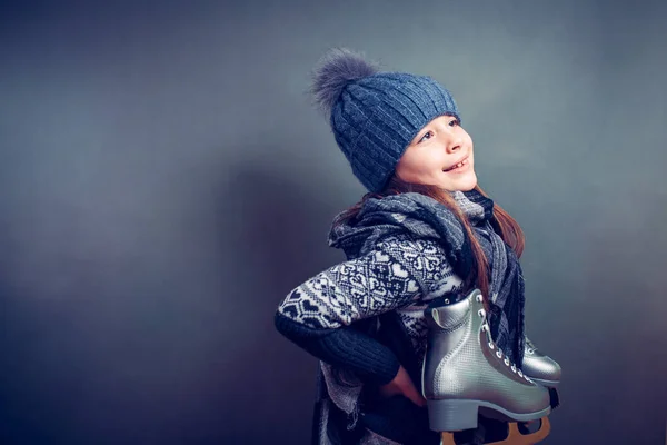 Meisje met schaatsen geïsoleerd op achtergrond — Stockfoto