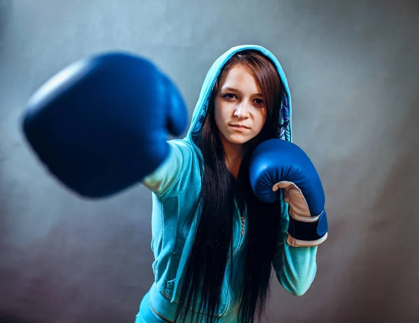 Boxeadora mujer durante el ejercicio de boxeo haciendo golpe directo — Foto de Stock