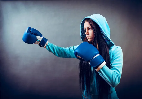 Boxer vrouw tijdens het boksen trainen voltreffer maken — Stockfoto