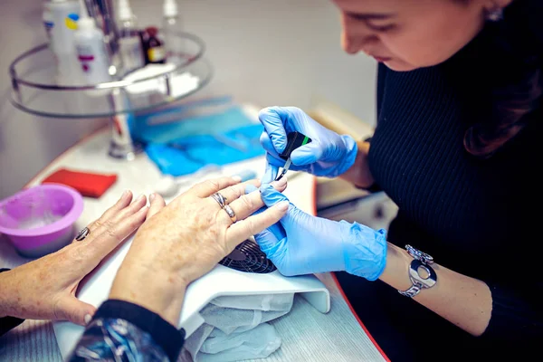 Manicure proces in schoonheidssalon close up van vrouwelijke handen — Stockfoto