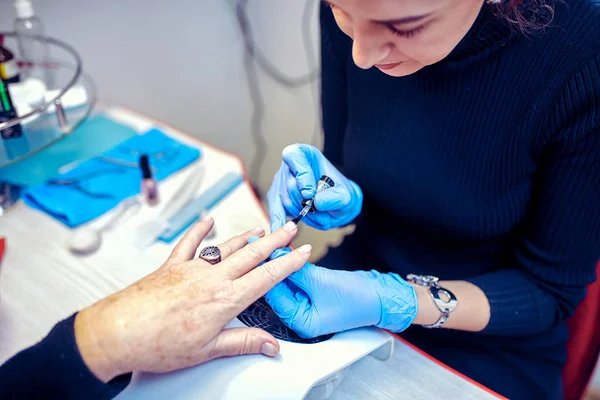 Διαδικασία του μανικιούρ στο κομμωτήριο σε κοντινό πλάνο γυναικεία χέρια — Φωτογραφία Αρχείου