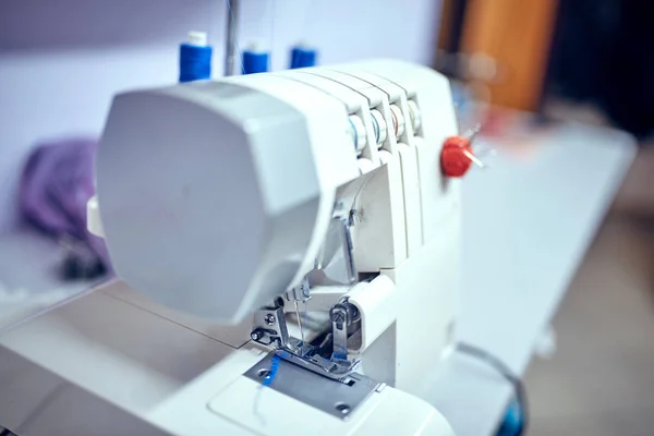 Seamstress inserts thread in old sewing machine — Stock Photo, Image