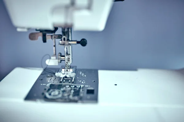 Seamstress insere fio na máquina de costura velha — Fotografia de Stock