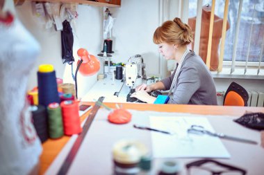 Moda Tasarımcısı skeçler Studio bakarak