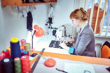 Moda Tasarımcısı skeçler Studio bakarak