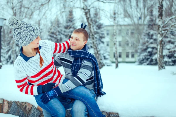 Winter valentine couple in ice landscape, snow — Stock Photo, Image