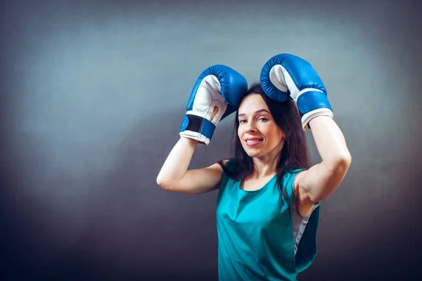 Boxer vrouw tijdens het boksen trainen voltreffer maken — Stockfoto