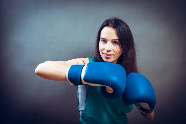 Boxer vrouw tijdens het boksen trainen voltreffer maken — Stockfoto