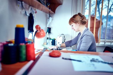 Moda Tasarımcısı skeçler Studio bakarak