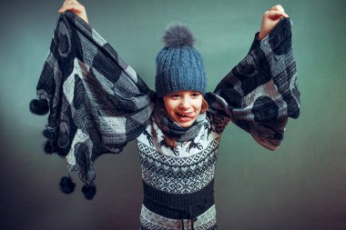 Soğuk hava dres oldukça komik genç gülümseyen kız portresi