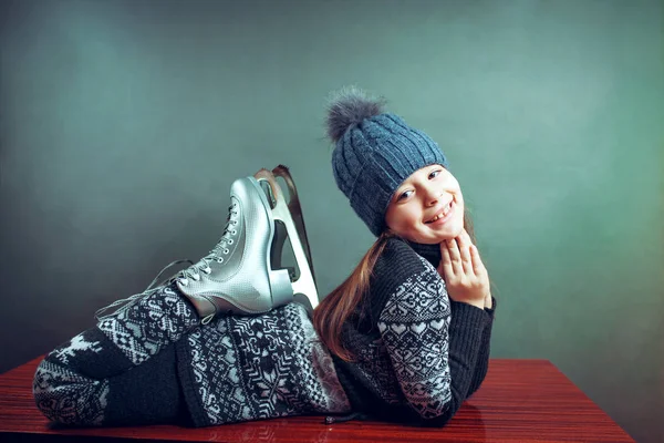 Menina com patins isolados no fundo — Fotografia de Stock