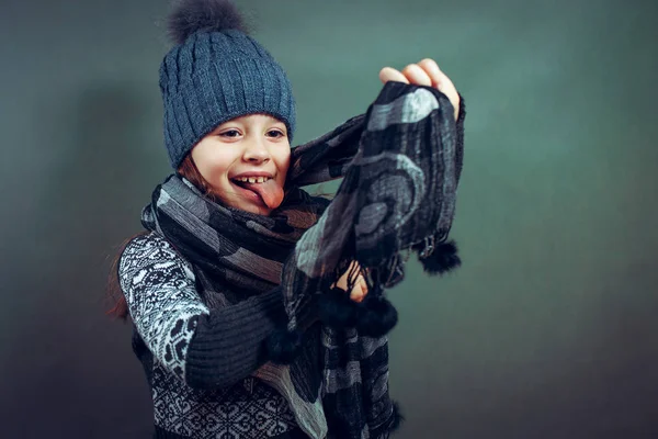 Портрет молодой довольно смешной улыбающейся девушки в холодную погоду Дрес — стоковое фото