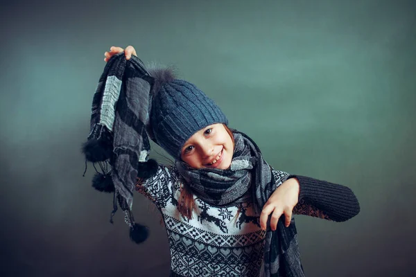 Retrato de jovem muito engraçado sorrindo menina em tempo frio dres — Fotografia de Stock