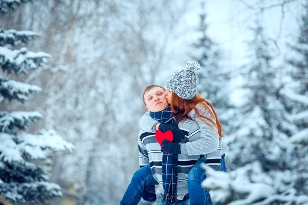 Zimowe valentine para w krajobraz lód, śnieg — Zdjęcie stockowe