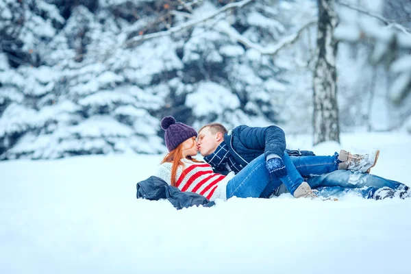 Зимняя валентинка пара в ледяной пейзаж, снег — стоковое фото