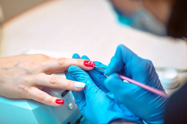 Master aanbrengen polijsten op nagels op vrouw — Stockfoto