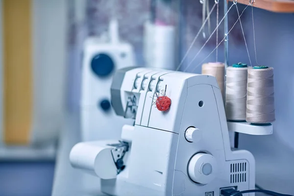 Seamstress inserts thread in old sewing machine — Stock Photo, Image