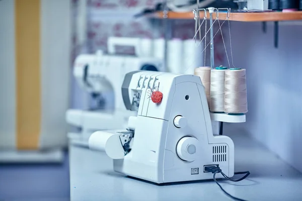 Costurera inserta hilo en máquina de coser vieja — Foto de Stock