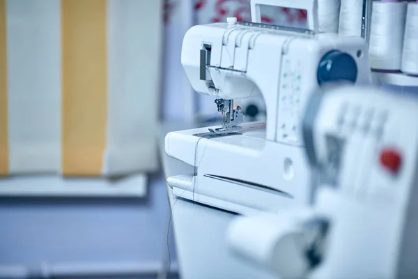 Seamstress inserts thread in old sewing machine — Stock Photo, Image
