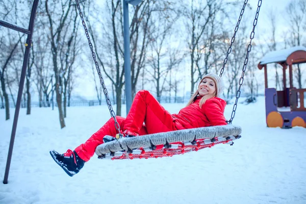 Vánoční dívka venkovní portrét. Slunečný den. Dobrou náladu — Stock fotografie