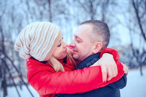 Hiver Valentine couple dans le paysage de glace, neige — Photo